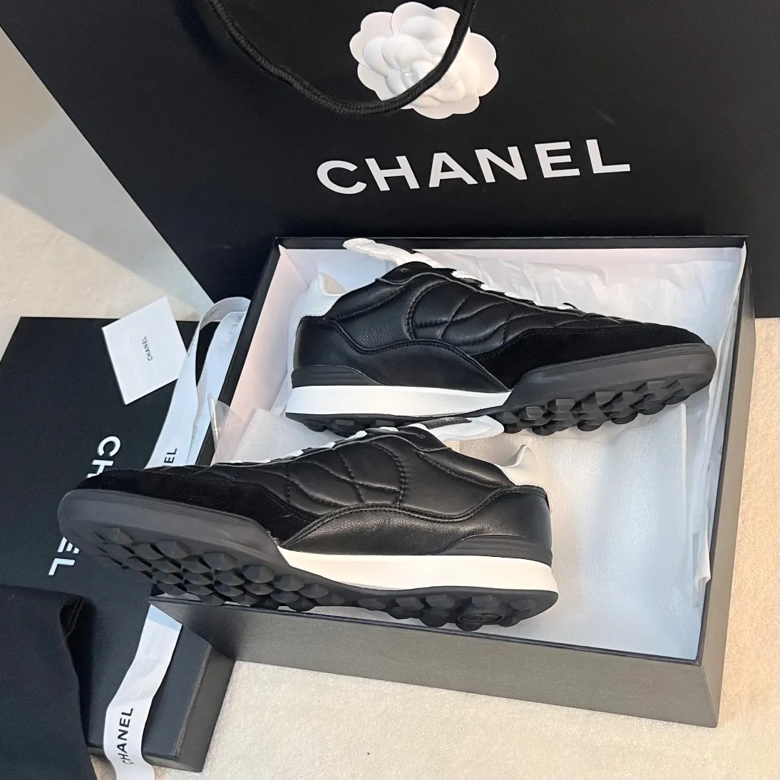 👟👟Ex-factory price 520👟👟 CHANEL 23s new spring and summer sneakers are now available❤️ Original purchased for development and production. Xiaoxiang’s casual sneakers this season have hit the Xiaohongshu INS. Various social platforms exploded like crazy! Classic design. The upper is electro-embroidered with various techniques. The outsole is fashionable and sporty. Extraordinary inclusion of a variety of panda shoe color elements. Lightweight and versatile❗️Not tired when you run wild❗️ Exquisite packaging at the delivery counter🛍📦 ▪️Inner: original imported lambskin + rhombus technology ▪️Sole: original molded TPU combination outsole ▪️Heel height: 2CM ▪️Size: women's size 35-40